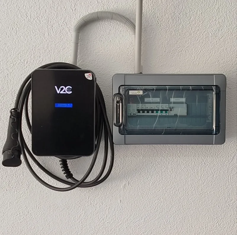 Punto de recarga de vehículo eléctrico junto a su cuadro de protecciones