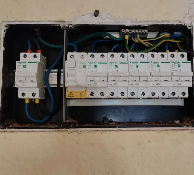 Detalle del cableado y las protecciones de un cuadro eléctrico