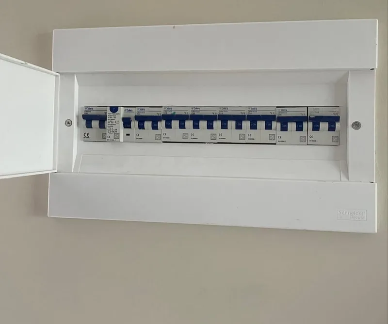 Cuadro eléctrico de vivienda con protecciones y puerta abierta