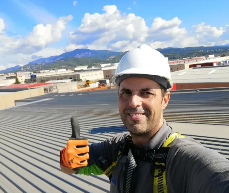 Tino con casco y equipo de trabajo sobre una cubierta
